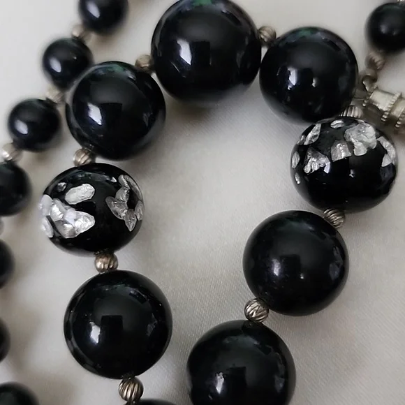 Rare VINTAGE GLASS SILVER INFUSED MURANO GLASS BEADED NECKLACE WITH BARREL CLASP - Picture 4 of 13